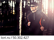 Athletic man doing exercise, running in the forest. Стоковое фото, агентство Ingram Publishing / Фотобанк Лори