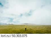 Woman felling the freedom on the nature. Стоковое фото, агентство Ingram Publishing / Фотобанк Лори