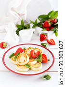 Cheese pancakes, fritters or syrniki with fresh strawberry and yogurt. Healthy and tasty breakfast. Стоковое фото, агентство Ingram Publishing / Фотобанк Лори