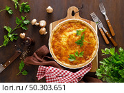 Quiche lorraine. Homemade savoury pie, tart with chicken meat, fried mushrooms and cheese. French cuisine. Стоковое фото, агентство Ingram Publishing / Фотобанк Лори