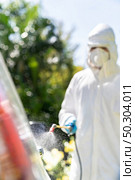 Cleaning on door handle use chemical alcohol spray to disinfect and decontaminate coronavirus covid-19 by specialist cleaner wear personal protective equipment PPE. New normal Hygiene concept. Стоковое фото, агентство Ingram Publishing / Фотобанк Лори