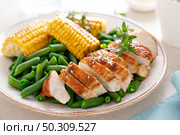 Chicken breast roasted with green beans, corncobs and gravy for lunch. Стоковое фото, агентство Ingram Publishing / Фотобанк Лори
