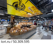 An assortment of freshly baked and appetizing-looking baked bread isplayed in the window of the Spar grocery supermarket. Russia. Moscow. 22.06.25. Редакционное фото, фотограф Ярославский Максим / Фотобанк Лори