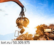 Crane Grabber. Crane grab scrap. Стоковое фото, агентство Ingram Publishing / Фотобанк Лори