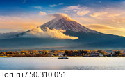 Fuji mountain and Kawaguchiko lake at sunset, Autumn seasons Fuji mountain at yamanachi in Japan. Стоковое фото, агентство Ingram Publishing / Фотобанк Лори