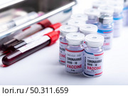 virus vaccine development of a coronavirus COVID-19, vaccine bottle in concept of insurance and fight against coronavirus 2019 ncov cure, medical research in laboratory to stop the spread of the virus. Стоковое фото, агентство Ingram Publishing / Фотобанк Лори