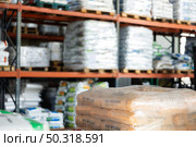 Assortment of fertilizers in bags for sale in agricultural store of Barcelona (2023 год). Редакционное фото, фотограф Яков Филимонов / Фотобанк Лори