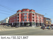 Red apartment building on a sunny day. Barnaul. Редакционное фото, фотограф Саблин Станислав / Фотобанк Лори