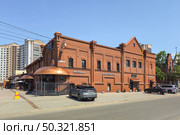 Red restaurant and banquet hall building, Barnaul. Редакционное фото, фотограф Саблин Станислав / Фотобанк Лори