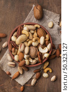 arrangement nuts bowl. Стоковое фото, агентство Ingram Publishing / Фотобанк Лори