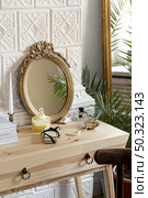 arrangement with mirror and perfume on wooden table. Стоковое фото, агентство Ingram Publishing / Фотобанк Лори