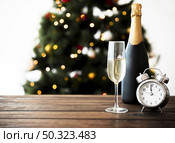 champagne glass with bottle table. Стоковое фото, агентство Ingram Publishing / Фотобанк Лори