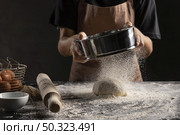 chef dusting flour dough. Стоковое фото, агентство Ingram Publishing / Фотобанк Лори
