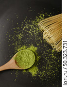 close up matcha tea powder wooden spoon with bamboo whisk. Стоковое фото, агентство Ingram Publishing / Фотобанк Лори