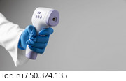 doctor gloves holding thermometer with copy space. Стоковое фото, агентство Ingram Publishing / Фотобанк Лори