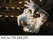 female mime making hand frame. Стоковое фото, агентство Ingram Publishing / Фотобанк Лори