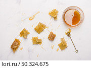 glass jar full honey with honey spoon. Стоковое фото, агентство Ingram Publishing / Фотобанк Лори