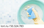 hand holding sponge. Стоковое фото, агентство Ingram Publishing / Фотобанк Лори