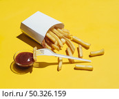 french fries with ketchup plastic fork. Resolution and high quality beautiful photo. french fries with ketchup plastic fork. High quality beautiful photo concept. Стоковое фото, агентство Ingram Publishing / Фотобанк Лори