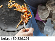leftover wasted spaghetti pasta thrown bin. Resolution and high quality beautiful photo. leftover wasted spaghetti pasta thrown bin. High quality beautiful photo concept. Стоковое фото, агентство Ingram Publishing / Фотобанк Лори
