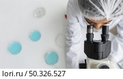 close up researcher looking through ocular lens. Resolution and high quality beautiful photo. close up researcher looking through ocular lens. High quality beautiful photo concept. Стоковое фото, агентство Ingram Publishing / Фотобанк Лори