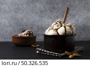 close up tasty ice cream scoops with topping. Resolution and high quality beautiful photo. close up tasty ice cream scoops with topping. High quality beautiful photo concept. Стоковое фото, агентство Ingram Publishing / Фотобанк Лори