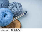 colourful wool yarn with crocheting needles. Resolution and high quality beautiful photo. colourful wool yarn with crocheting needles. High quality beautiful photo concept. Стоковое фото, агентство Ingram Publishing / Фотобанк Лори