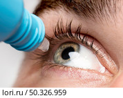 man using eye drops close up. Beautiful photo. man using eye drops close up. Стоковое фото, агентство Ingram Publishing / Фотобанк Лори