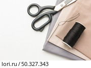 top view fabrics with scissors thread. High resolution photo. top view fabrics with scissors thread. High quality photo. Стоковое фото, агентство Ingram Publishing / Фотобанк Лори
