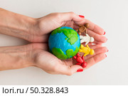 top view hands holding plasticine globe people. High resolution photo. top view hands holding plasticine globe people. High quality photo. Стоковое фото, агентство Ingram Publishing / Фотобанк Лори