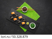 top view sushi plating bamboo mat. High resolution photo. top view sushi plating bamboo mat. High quality photo. Стоковое фото, агентство Ingram Publishing / Фотобанк Лори