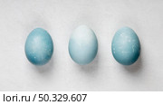 flat lay three easter eggs. High resolution photo. flat lay three easter eggs. High quality photo. Стоковое фото, агентство Ingram Publishing / Фотобанк Лори