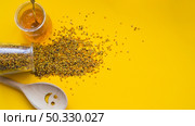 OLYMPUS DIGITAL CAMERA. High resolution photo. overhead view spilled bee pollens honey pot smiley wooden spoon yellow backdrop. High quality photo. Стоковое фото, агентство Ingram Publishing / Фотобанк Лори