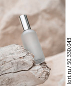 perfume bottle rocks arrangement. High resolution photo. perfume bottle rocks arrangement. High quality photo. Стоковое фото, агентство Ingram Publishing / Фотобанк Лори