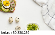 top view egg avocado sandwich with tablecloth. High resolution photo. top view egg avocado sandwich with tablecloth. High quality photo. Стоковое фото, агентство Ingram Publishing / Фотобанк Лори