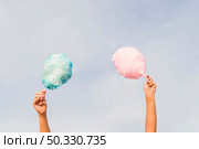 hands holding cotton candy. High resolution photo. hands holding cotton candy. High quality photo. Стоковое фото, агентство Ingram Publishing / Фотобанк Лори