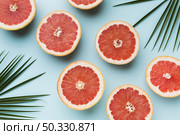 top view grapefruits with leaves. High resolution photo. top view grapefruits with leaves. High quality photo. Стоковое фото, агентство Ingram Publishing / Фотобанк Лори