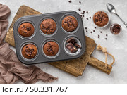 top view tasty muffin baking tray. High resolution photo. top view tasty muffin baking tray. High quality photo. Стоковое фото, агентство Ingram Publishing / Фотобанк Лори