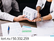 realtor making deal with customer office. High resolution photo. realtor making deal with customer office. High quality photo. Стоковое фото, агентство Ingram Publishing / Фотобанк Лори