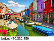 Bridge in colored Burano in summer, Italy. Стоковое фото, агентство Ingram Publishing / Фотобанк Лори