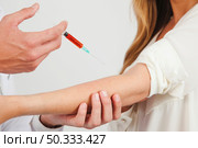 doctor taking blood. Стоковое фото, агентство Ingram Publishing / Фотобанк Лори