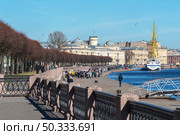 Причал на набережной Лейтенанта Шмидта. Санкт-Петербург. Редакционное фото, фотограф Александр Щепин / Фотобанк Лори