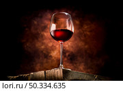 Wine in a glass on a wooden table. Стоковое фото, агентство Ingram Publishing / Фотобанк Лори
