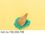 blue ice cream cone falling yellow background. Стоковое фото, агентство Ingram Publishing / Фотобанк Лори
