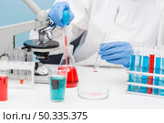 scientist working with chemical substances. Стоковое фото, агентство Ingram Publishing / Фотобанк Лори