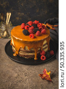 Delicious caramel cake with blackberries and raspberries. Стоковое фото, агентство Ingram Publishing / Фотобанк Лори