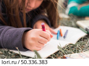 anonymous girl drawing grass. Стоковое фото, агентство Ingram Publishing / Фотобанк Лори