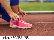 close up woman bind shoes laces. Стоковое фото, агентство Ingram Publishing / Фотобанк Лори