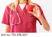 front view female doctor holding heart shape. Стоковое фото, агентство Ingram Publishing / Фотобанк Лори