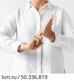 portrait woman teaching sign language. Стоковое фото, агентство Ingram Publishing / Фотобанк Лори